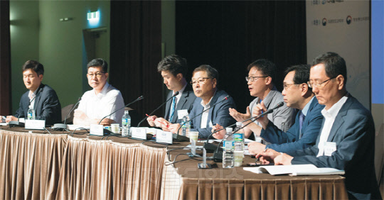 디지털타임스는 인공지능(AI)이 불러올 미래사회를 예측하고, 이에 따른 일자리 변화, 안전사고 법제화 등의 해법을 모색하는 '2017 넷트렌드 전문가 포럼'을 12일 서울 삼성동 코엑스에서 개최했다. 이날 오후 '인공지능 사회, 무엇을 준비해야 하나'를 주제로 전문가들이 토론하고 있다. 왼쪽부터 권용현 미래창조과학부 지능정보사회추진단 기획총괄팀장, 김남근 참여연대 변호사, 김진욱 한국IT법학연구소 부소장, 김진형 지능정보기술연구원장, 박종목 네이버 기술협력 총괄, 백규태 KT융합기술원 서비스연구소장, 이민화 창조경제연구회 이사장.   유동일기자 eddieyou@